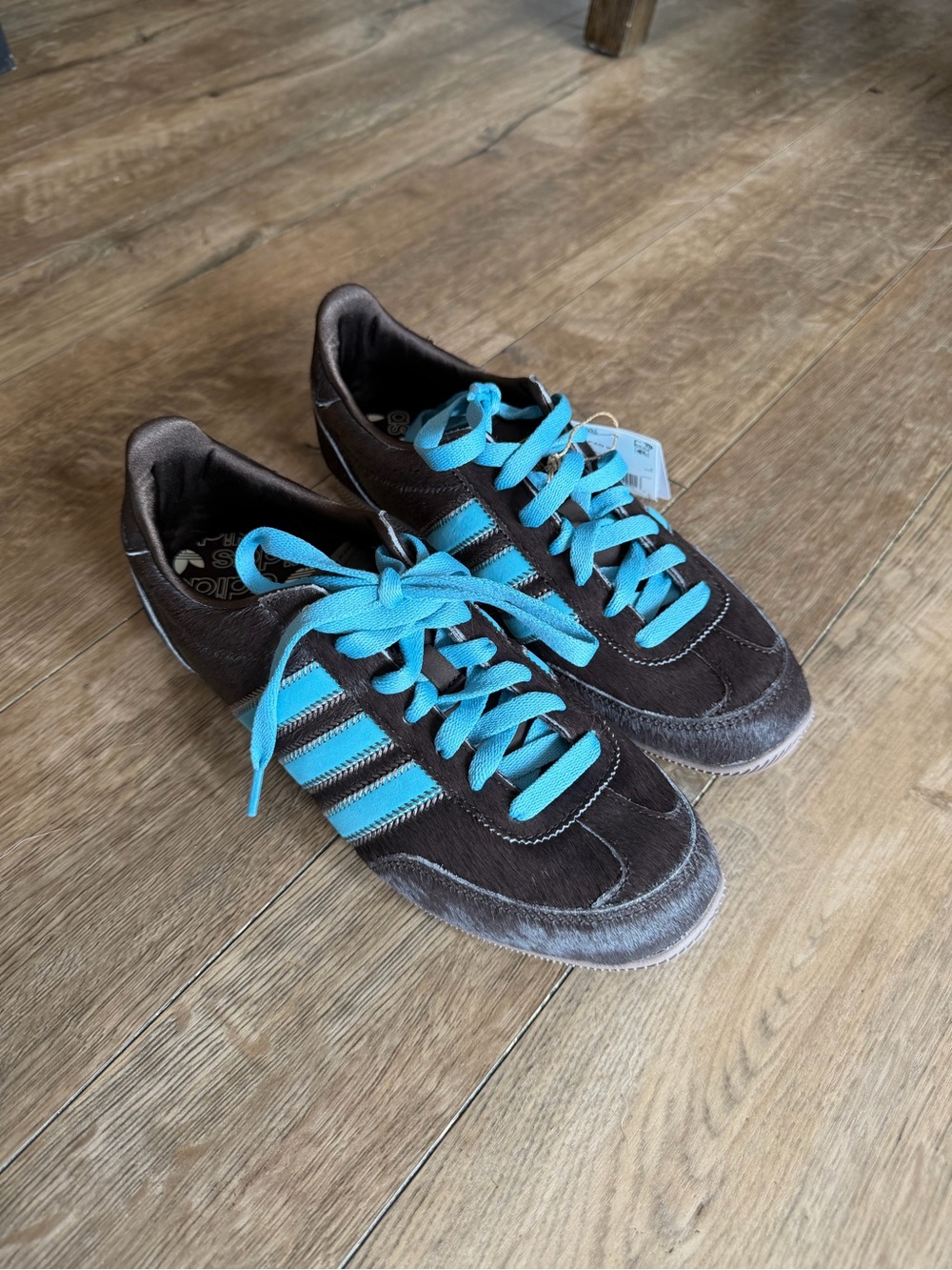 Japan W Suede Sneaker - Brown with Bright Blue Laces